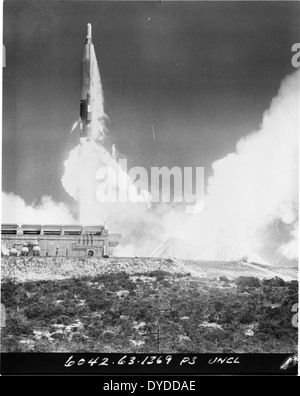 Der Start der Atlas ICBM (Intercontinental ballistic Missile) war ein wichtiger Meilenstein in der Raketentechnologie während des Kalten Krieges. Der erfolgreiche Start demonstrierte die Fähigkeit der USA, strategische Atomwaffen einzusetzen, ein bedeutender Moment in der globalen Militärgeschichte. Stockfoto