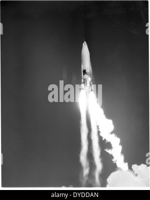 Ein Atlas ICBM-Start (Intercontinental Ballistic Missile) stellt einen wichtigen Moment in der Militärgeschichte des Kalten Krieges dar und zeigt die Stärke und Präzision von Raketenabwehrsystemen, die von den USA entwickelt wurden, um die strategische Abschreckung in den 1960er Jahren und darüber hinaus zu gewährleisten. Stockfoto