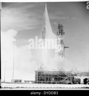 Die Atlas ICBM war eine der ersten interkontinentalen ballistischen Raketen, die von den USA während des Kalten Krieges entwickelt wurden. Sie spielte eine entscheidende Rolle in den frühen Phasen von Raketenabwehrsystemen und strategischer Abschreckung, da sie in der Lage war, nukleare Sprengköpfe über weite Entfernungen zu transportieren. Stockfoto