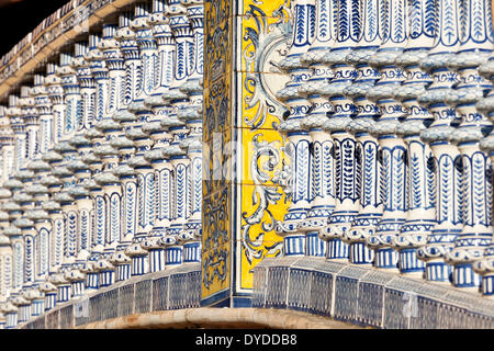 Azulejo-Fliesen schmücken eine Brücke an der Plaza de España in Sevilla. Stockfoto