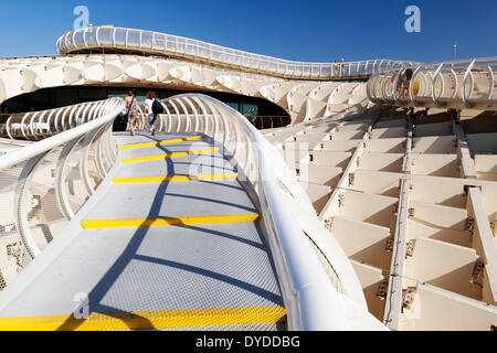 Besucher schlendern auf dem Sonnenschirm Skywalk am Metropol Parasol auf der Plaza De La Encarnación in Sevilla. Stockfoto