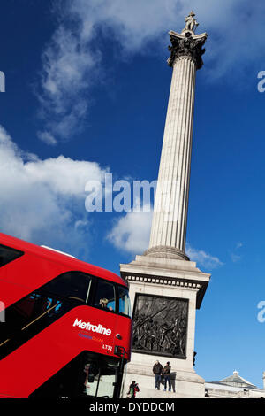 Ein roter Londoner Bus geht die Nelsonsäule. Stockfoto