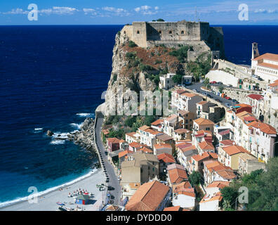 Blick auf die Stadt von Scilla mit Castello Ruffo. Stockfoto