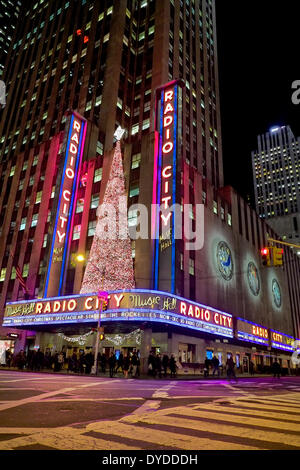 Radio City Music Hall dekoriert für den Urlaub. Stockfoto