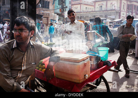 Ein Orangensaft-Verkäufer in Khari Baoli. Stockfoto