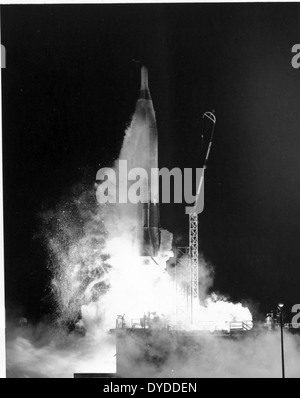 Der Start von Atlas ICBM (Intercontinental Ballistic Missile) war ein wichtiger Meilenstein in der Entwicklung von Langstreckenraketensystemen. Die Atlas ICBM spielte eine Schlüsselrolle in der US-Verteidigungsstrategie des Kalten Krieges, mit ihren erfolgreichen Starts markierte er entscheidende Fortschritte in der Raketentechnologie. Stockfoto