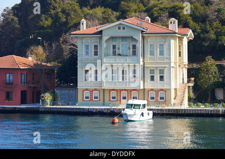 Architektur am Bosporus. Restaurierung der hölzernen Villen, Istanbul in der Türkei. Stockfoto