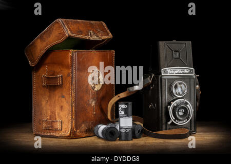 Vintage Voigtländer brillant-Kamera mit Ledertasche und Roll-Filme. Stockfoto