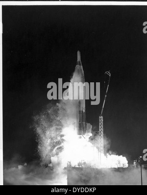 Die Atlas ICBM (Intercontinental Ballistic Missile) war eines der ersten Langstreckenraketensysteme der Vereinigten Staaten. Während des Kalten Krieges entwickelt, war es in der Lage, nukleare Nutzlasten über weite Entfernungen zu transportieren, was eine wichtige Rolle in der Verteidigungsstrategie der USA spielte. Stockfoto