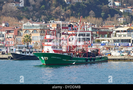 Fischtrawler auf dem Bosporus, Istanbul in der Türkei. Stockfoto