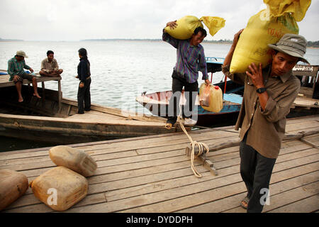 Arbeitnehmer aus der gegenüberliegenden Seite des Mekong entladen waren. Stockfoto