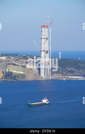 Container schiff vorbei an der neuen dritten Brücke, im Bau auf dem Bosporus, Istanbul, Türkei. Stockfoto