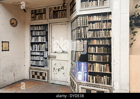 Eine leere Shop mit überdachten Fenster im Stil von Bücherregalen. Stockfoto