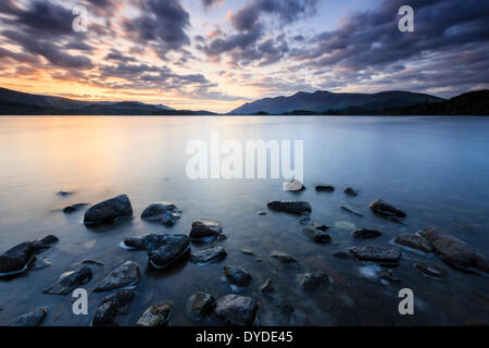 Sonnenuntergang vom Ufer des Derwent Water in der Nähe von Ashness Steg im Lake District. Stockfoto