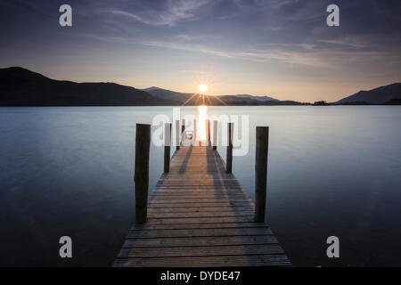 Sonnenuntergang über Derwent Water von Ashness Anlegestelle in der Nähe von Keswick im Lake District Stockfoto