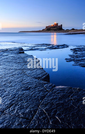 Auf der Suche nach Bamburgh Castle in der Morgendämmerung. Stockfoto