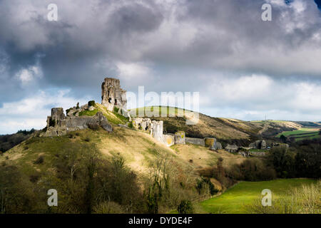 Corfe Castle in Dorset mit Gewitterwolken über sammeln. Stockfoto