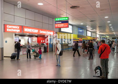 Währungs-Austausch-Shop am Flughafen Gatwick. Stockfoto