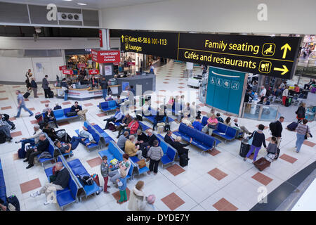 Gatwick Flughafen Abflug-Lounge und Richtung Zeichen. Stockfoto