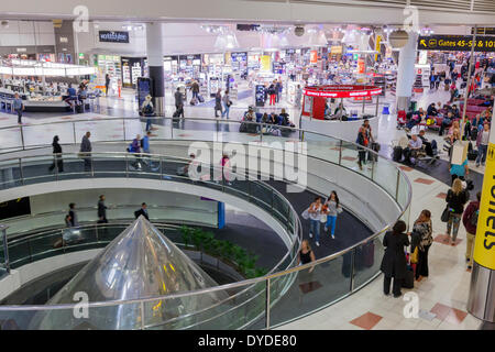 Gatwick Flughafen Abflug-Lounge spiralförmige Rampe und Geschäfte. Stockfoto