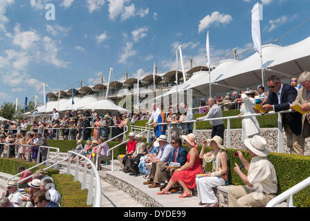 Racegoers rund um den Umzug-Ring auf dem Goodwood Racecourse. Stockfoto