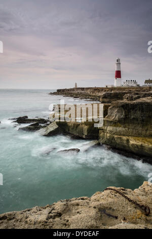 Wellen auf den Felsen am Portland Bill. Stockfoto