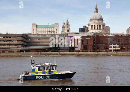 Polizei starten auf der Themse mit St. Pauls Kuppel hinter. Stockfoto