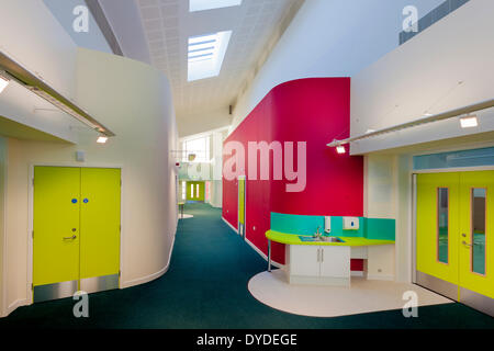 Farbenfrohe Grundschule leeren Korridore und Breakout-Raum. Stockfoto