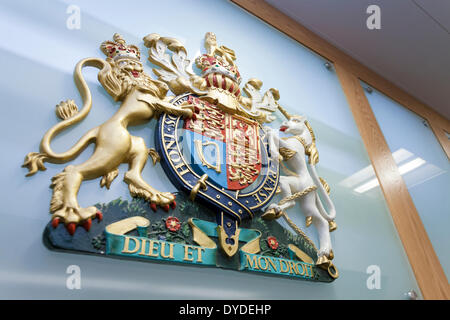 Das Schild des Wappens von United Kingdon hinter einem Gericht Bank. Stockfoto