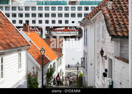 Kreuzfahrtschiff angedockt neben Stavanger Altstadt. Stockfoto