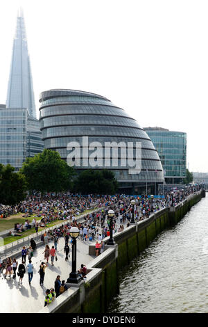 Blick Richtung City Hall und The Shard am Südufer der Themse. Stockfoto