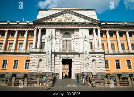 Die Fassade des Mikhailovsky-Schloss in Sankt Petersburg. Stockfoto