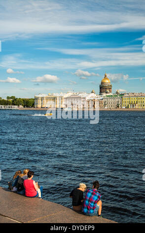Ein Blick von der Universität Böschung in Richtung Fluss Newa und St Isaac Ñés Cathedral in St. Petersburg. Stockfoto