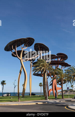 Große Kiefer Baum Skulptur an der Strandpromenade von La Pineda. Stockfoto