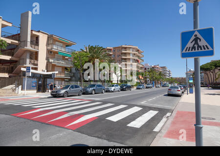 Fußgängerüberweg auf der Promenade am Meer in La Pineda. Stockfoto