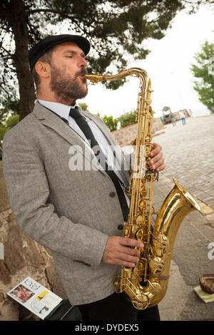 Männliche Straßenmusiker spielt Saxophon. Stockfoto