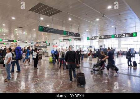 Passagiere in der Schalterhalle im Bahnhof Barcelona Sants. Stockfoto