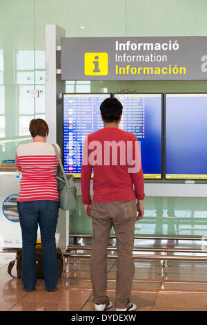 Passagiere die Infotafel Abflüge am Flughafen Barcelona zu lesen. Stockfoto