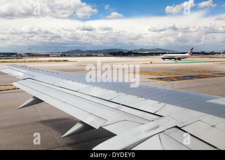 British Airways-Jet und Flügel auf Barcelona El Prat Start-und Landebahn. Stockfoto