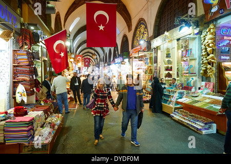 Touristen auf der großen Basar Istanbul, Türkei. Stockfoto