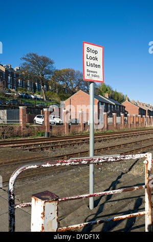 Blick zu stoppen und Warnzeichen bei unbemannten Bahnübergang zu hören. Stockfoto