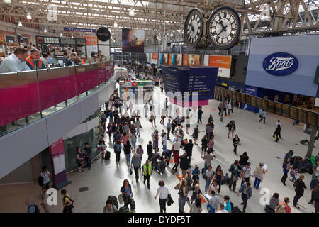 Unter der Uhr bei Waterloo Bahnhofshalle in London. Stockfoto