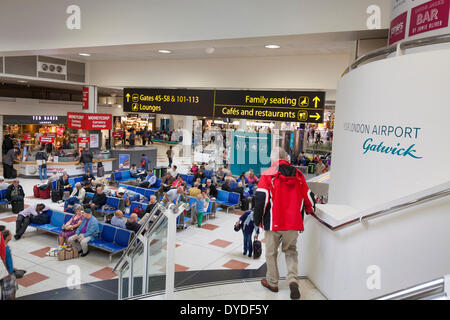 Gatwick Flughafen Abflug-Lounge und Richtung Zeichen. Stockfoto