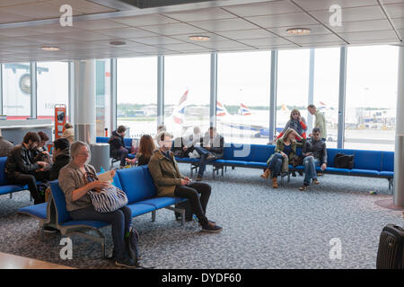 Passagiere warten im Flughafen Abflug-lounge am Flughafen Gatwick. Stockfoto