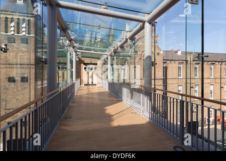 Glas link Gehweg verbinden zwei Gebäuden am Saint Charles Hospital in London. Stockfoto