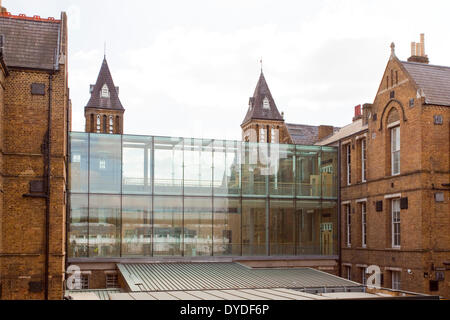 Glas link Gehweg verbinden zwei Gebäuden am Saint Charles Hospital in London. Stockfoto