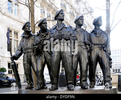 London, England, Vereinigtes Königreich. Royal Tank Regiment Denkmal (2000: von Vivien-Mallock) in Horse Guards Avenue Stockfoto