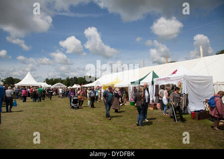 Besucher an Land zeigen außen Festzelte. Stockfoto