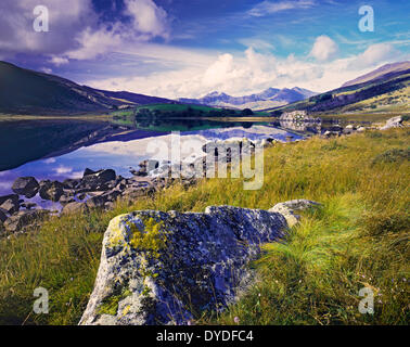 Ein Blick über Llyn Mymbyr in Richtung Snowdon. Stockfoto