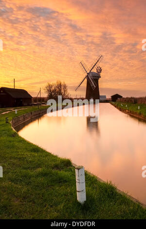 Sonnenaufgang am Horsey Mühle auf den Norfolk Broads. Stockfoto